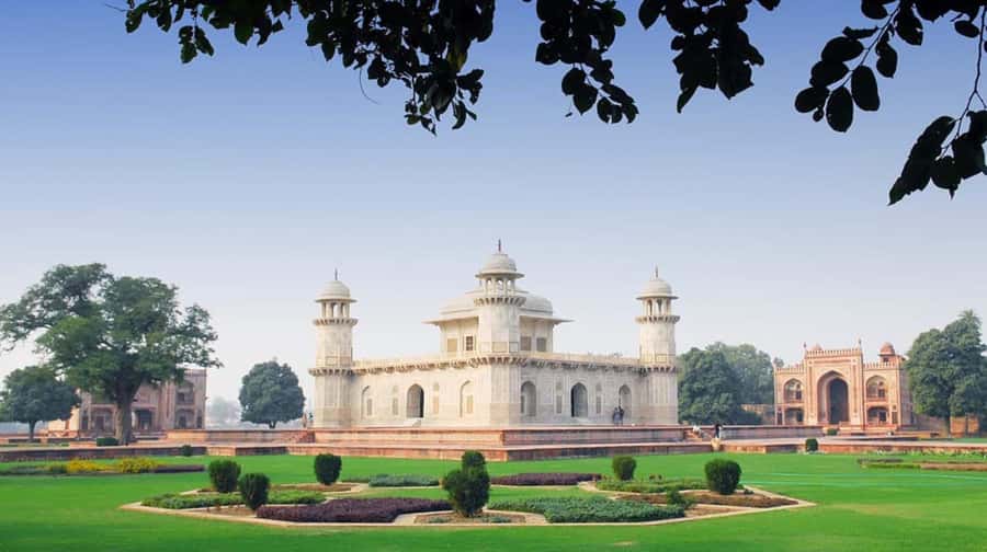 Agra: Taj Mahal Guided Tour with Fast Track Entry - Photo stops with a guide: getting better shots without the chaos