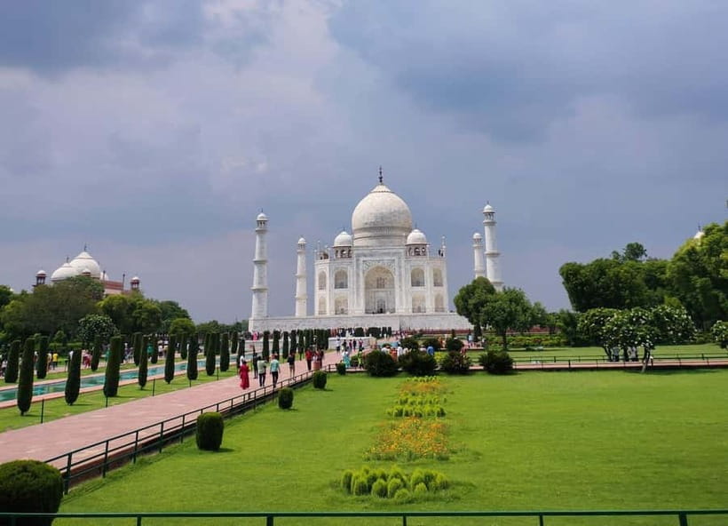 Agra: Taj Mahal Guided Tour with Photography & Rental Saree - Why this tour works well for real people
