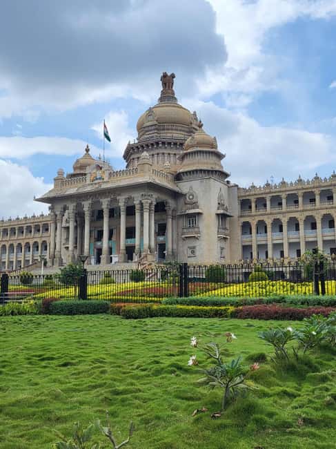 Bangalore City Tour: Lalbagh, Tipu Palace & Bull Temple - Tipu Sultan’s Summer Palace and Museum: Indo-Islamic Style Up Close