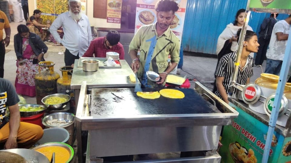 Bangalore- Food street walk and market visit in evening - VV Puram Thindi Beedi: butte dosa, idli vada, hollige, and chat