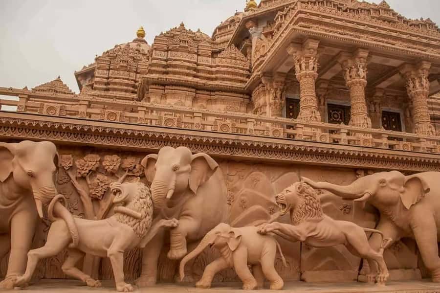 Delhi: Akshardham Temple Tour with Water & Light Show by Car - India Gate and Rajpath views: strong photos, no crowds inside