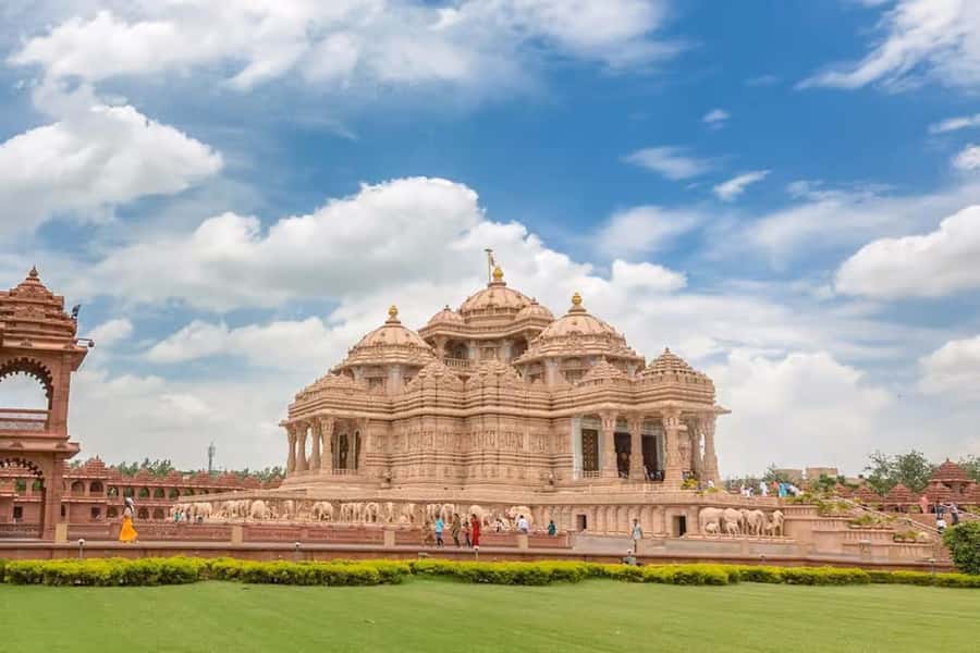 Delhi: Akshardham Temple Tour with Water & Light Show by Car - The car ride plan: hotel pickup, calm timing, and quick orientation