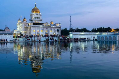 Delhi: Gurudwara Bangla Sahib - Faith, Culture and Peace - Meeting your guide and turning “tourist questions” into real understanding