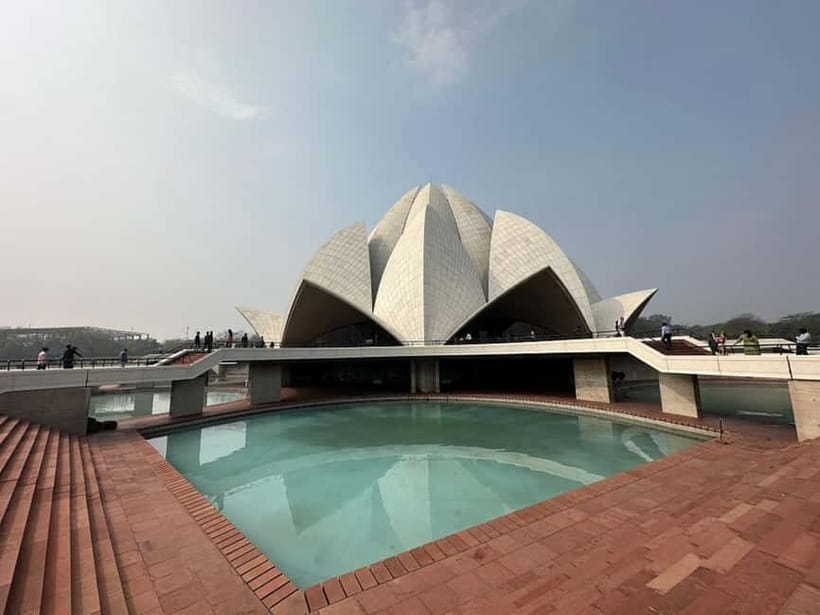 Delhi: Old and New Delhi Guided Full or Half-Day Tour - Rashtrapati Bhavan, Lotus Temple, and Qutb Minar: religion meets monument scale