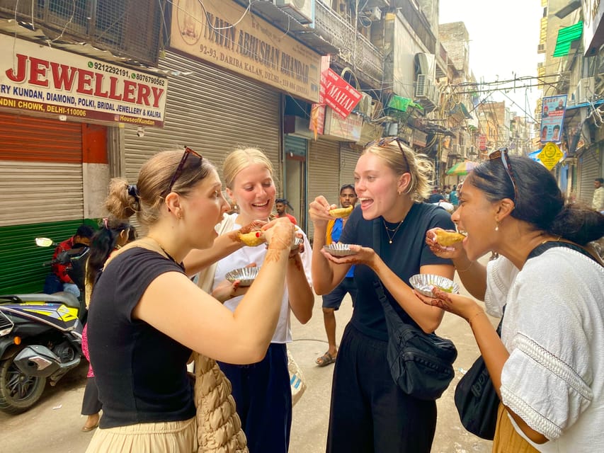 Delhi: Old Delhi's Street Food, Temples & Spice Market Tour - Sikh gurdwara visit and the mega kitchen that feeds thousands