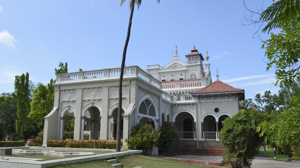 Pune: Private Guided Sightseeing Tour by Car with Snacks - Ganapati temple focus: short guided stop, big local meaning