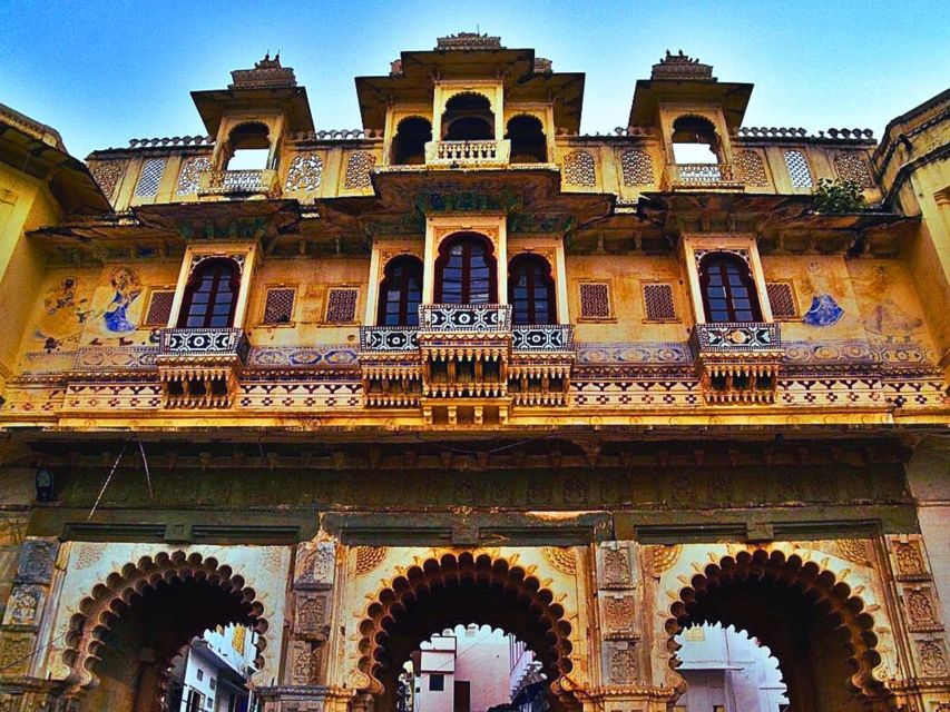 Udaipur Cultural Walking Tour with Local Snacks - Shree Sheetal Nath Kaanch Swetamber Jain Temple: a calm stop in the middle of movement